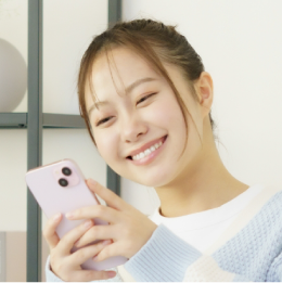 笑顔でLINE電話をする若い女性