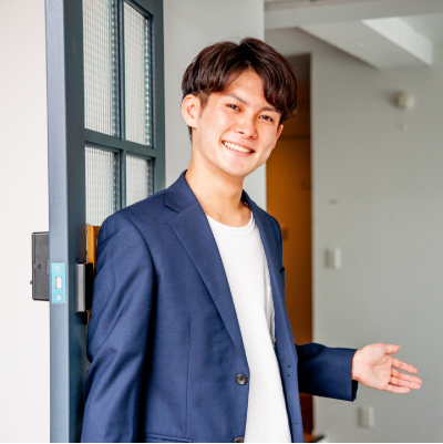 部屋を案内する若い男性