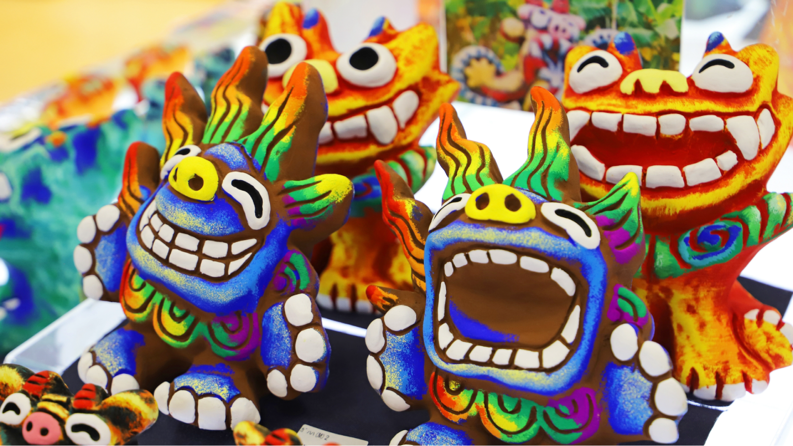 カラフルなシーサーの置物
